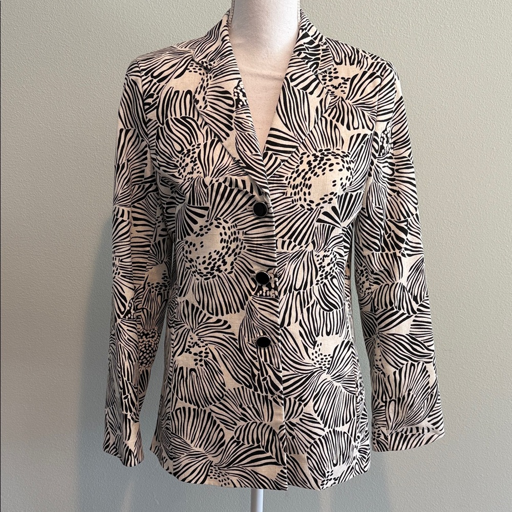 Elegant Monochrome Women's Blazer